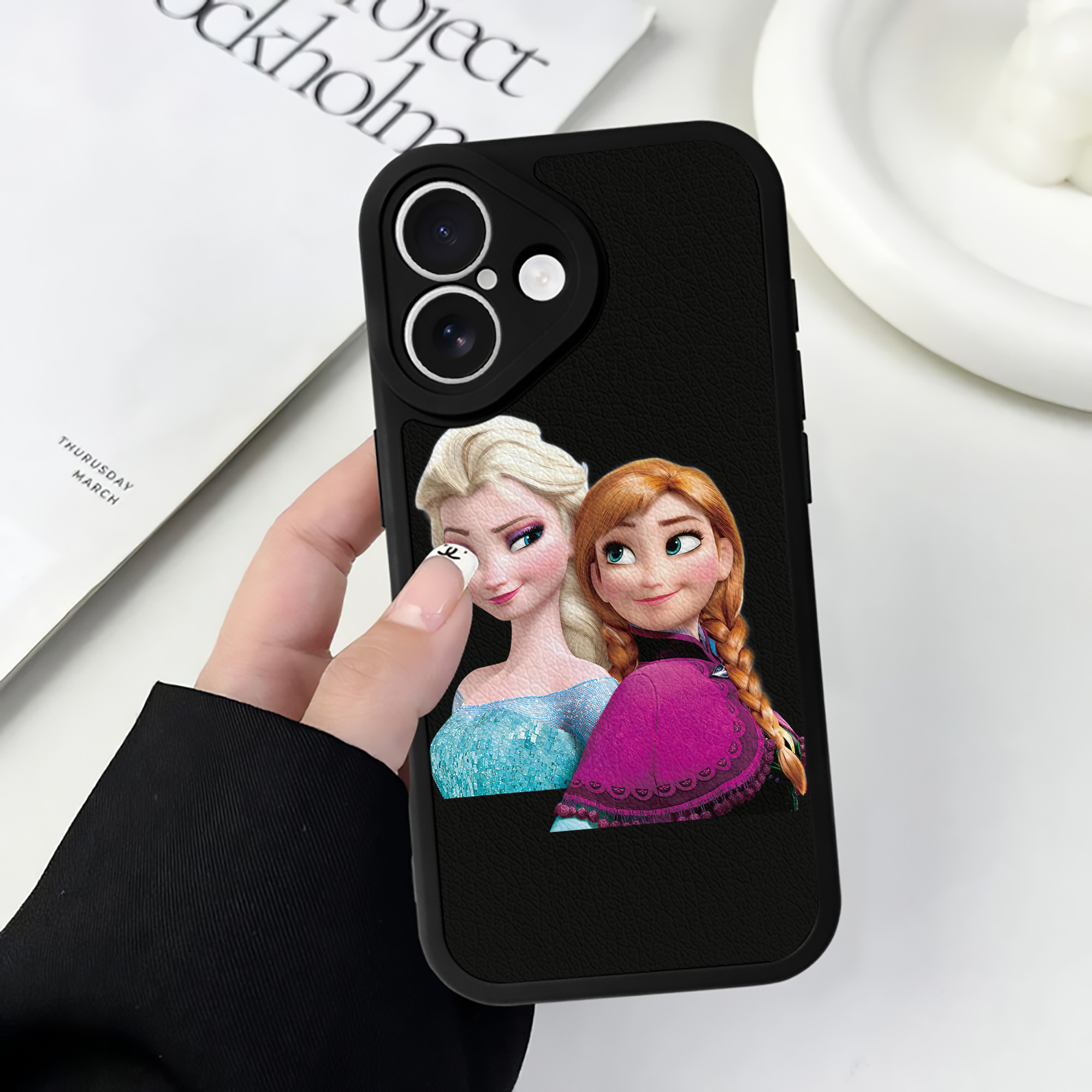 （画像用） アナと雪の女王 アンナ エルサ Frozen Anna Elsa 【iPhone 16シリーズ対応】シリコンスマホケース（レザー調） 材質：シリコン